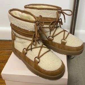 NEVER WORN Moonboot style moccasin boots!